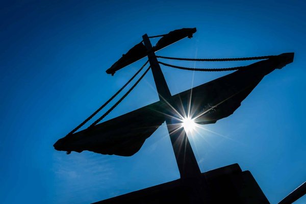 Quelles croisières offrent des excursions pour découvrir les sites historiques des pirates dans les Caraïbes?